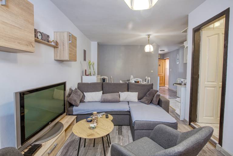 Rental apartment with barbeque & yard — photo 3