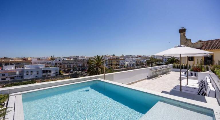 Serviced apartment with patio & pool | Pets allowed — photo 2
