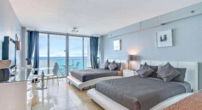 Castle 828 Oceanfront view with balcony, pool, tennis, beach access and free parking! — photo 2