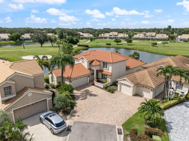 Stunning lakefront Golf Course Home in the heart of Naples. — photo 5