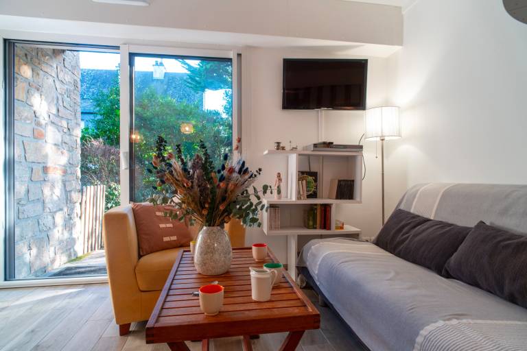 Apartment with yard — photo 3