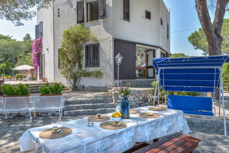 Villa with yard, grill & private pool — photo 4