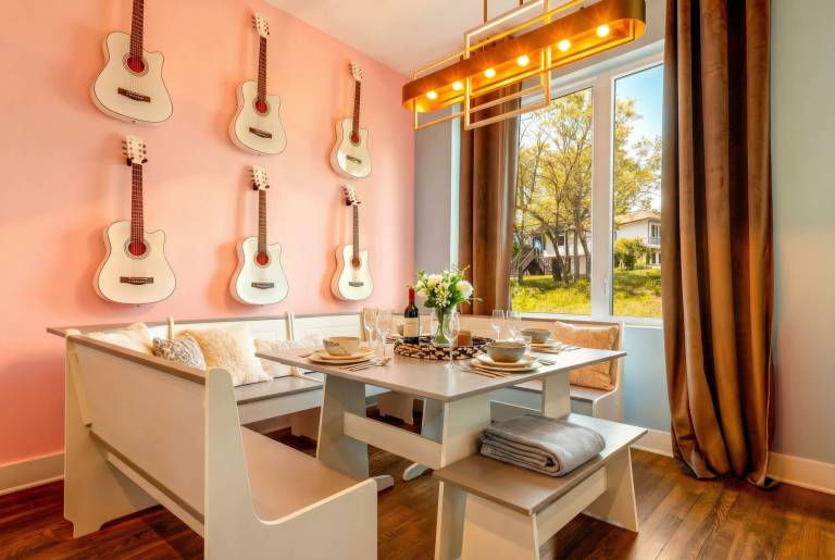 Elvis-Themed 13 Beds Rooftop City Views — photo 3
