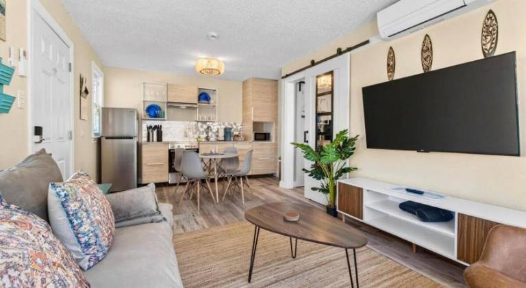 Apartment | Close to the beach | Pet-friendly in Treasure Island, FL