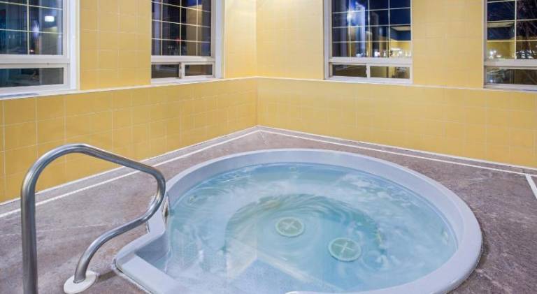 Ramada by Wyndham Red Deer Hotel and Suites — photo 3