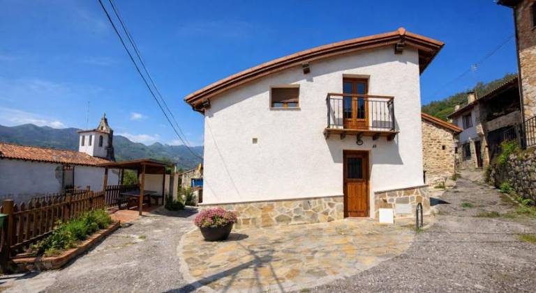 House with patio & barbecue in Llanes