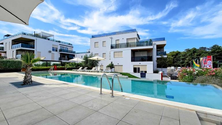 Apartment with pool, garden & terrace | Beach view — photo 5