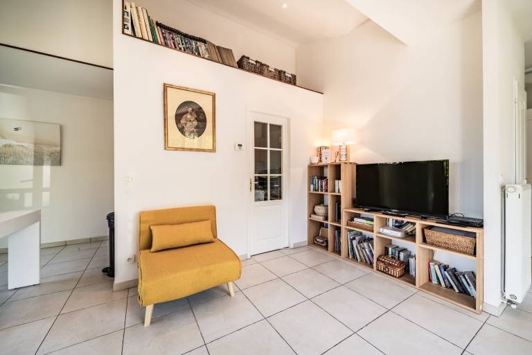 Charming 'Évian Apartment' with Lake View, Balcony and Wi-Fi — photo 3