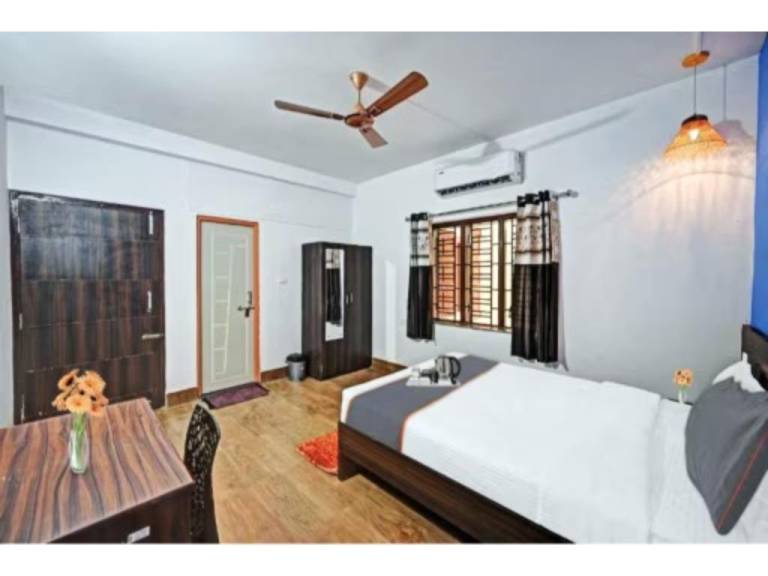 DhamStay Hotel Madison Blue Near KIIT College