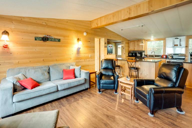 Brookings Home w/ Deck, 1/2 Mi to Harris Beach! — photo 5