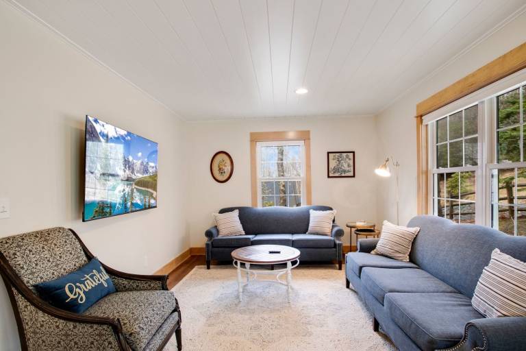 Family-friendly spacious cabin with hot tub & barbecue | Mountain view | Pets allowed — photo 2
