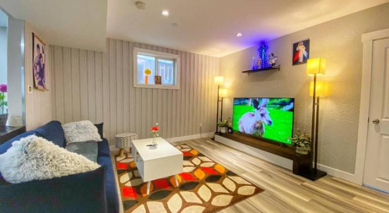 Cozy 2bdrm near downtown with private yard