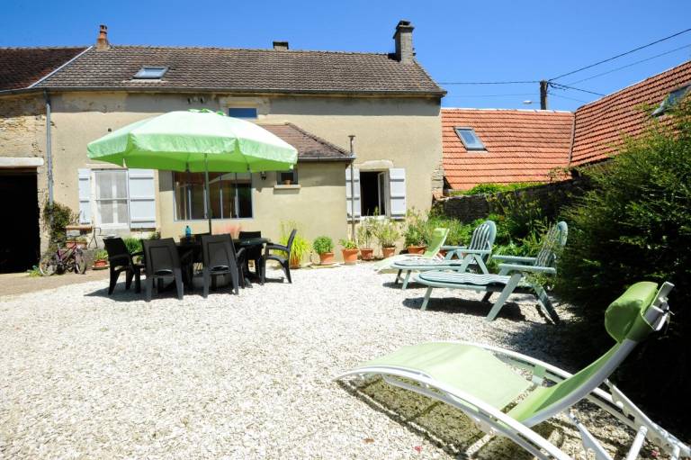 Gite with yard & BBQ — photo 2