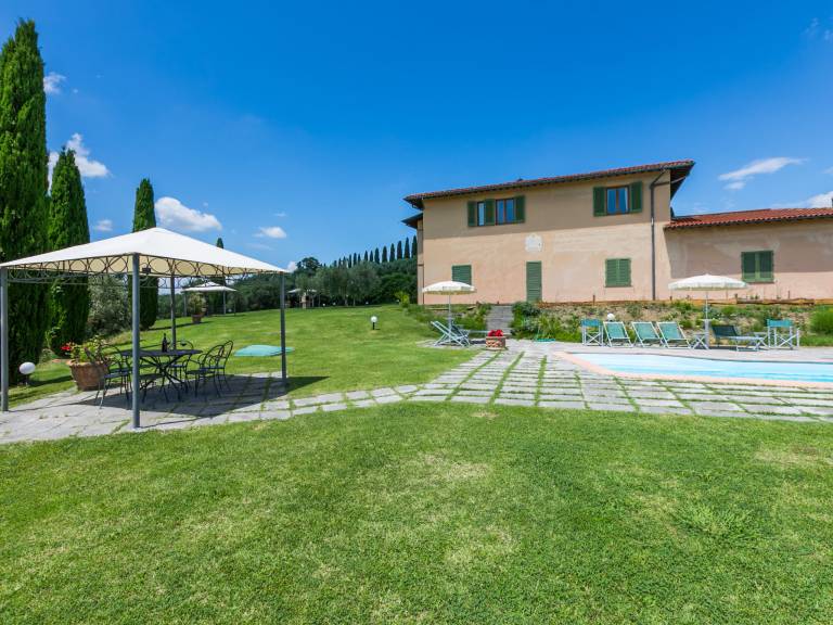 Apartment with pool, grill & yard — photo 5