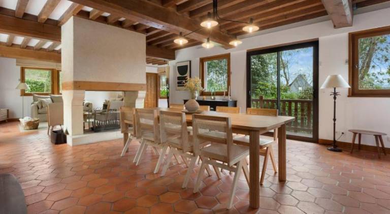 Villa with terrace, private pool & yard — photo 3