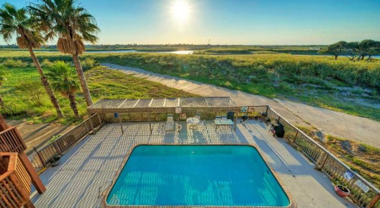 Apartment with pool in Corpus Christi, TX