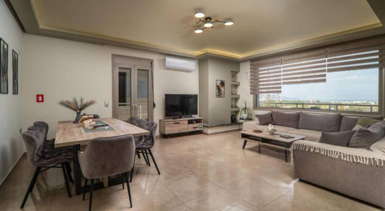 House with patio & yard in Heraklion