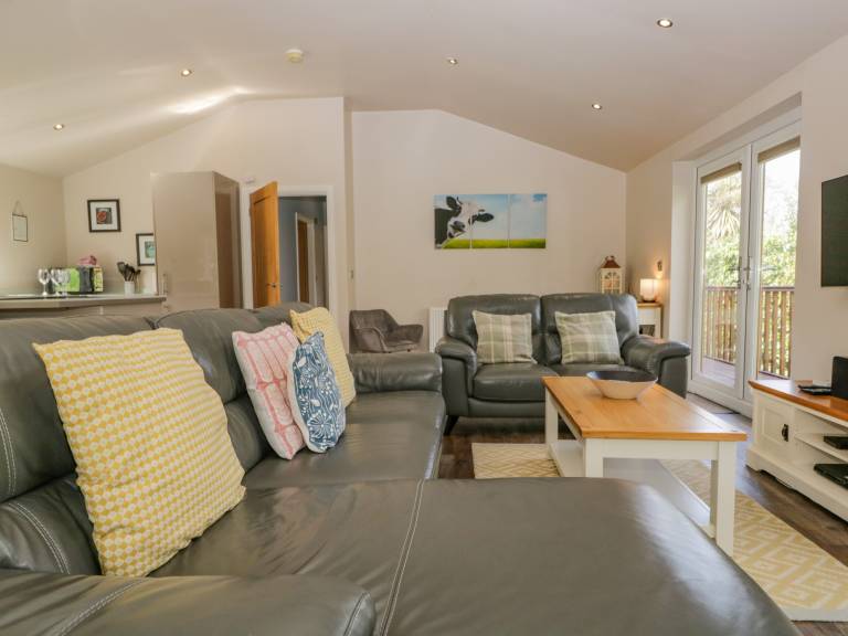 Family-oriented wonderful cottage with yard & hot tub | Pets allowed — photo 3