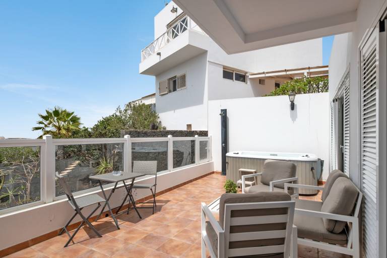 Vacation Home 'Garten Apartment' with Sea View, Private Terrace and Wi-Fi — photo 2