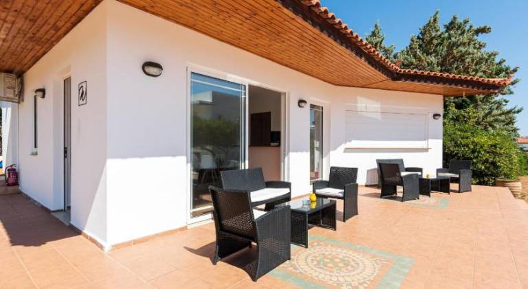 Charming holiday apartment with patio, garden & pool | Close to the beach | Pet-friendly — photo 4