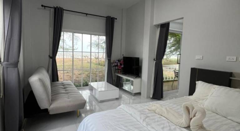 Villa with patio, barbecue & yard — photo 2
