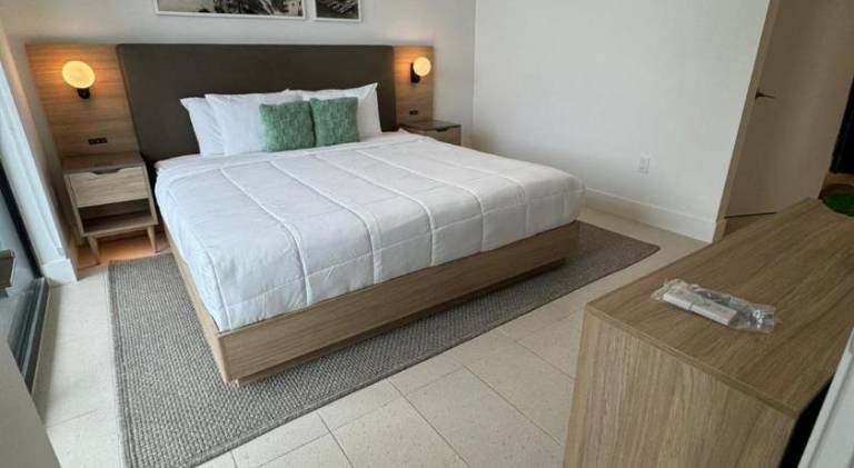 Apartment with pool | Close to Bayside Marketplace | Pet-friendly — photo 3
