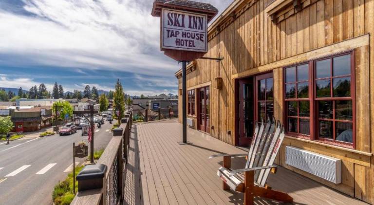 Ski Inn Taphouse Hotel — photo 3