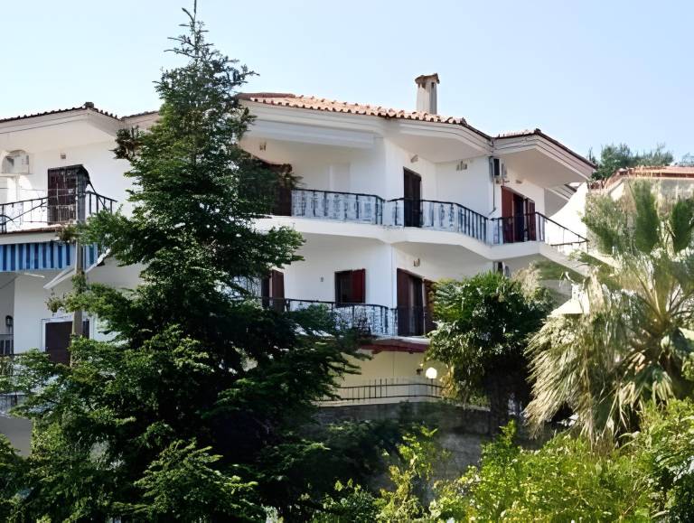 Serviced apartment with garden & terrace | Next to the beach | Pets allowed in Sithonia