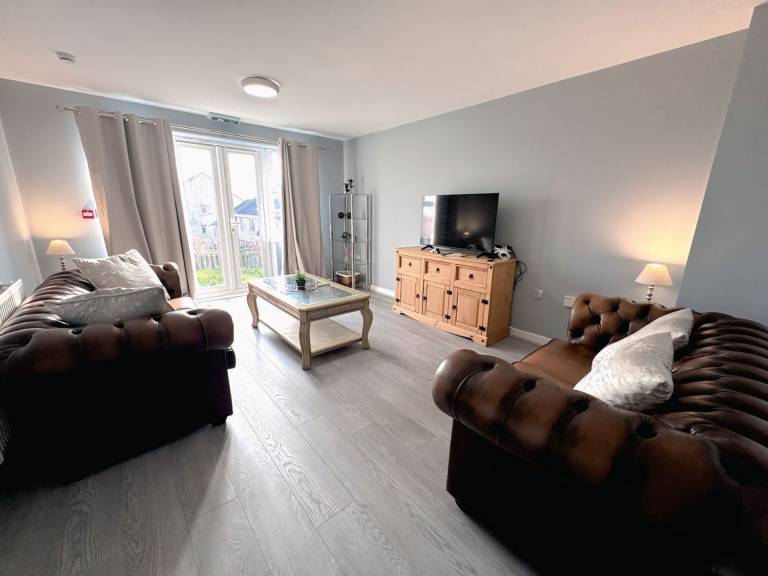 Elegant 4BDR Home with Private Parking in Darfield