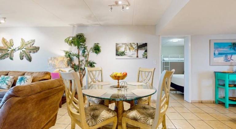 Rental apartment with hot tub & pool — photo 5