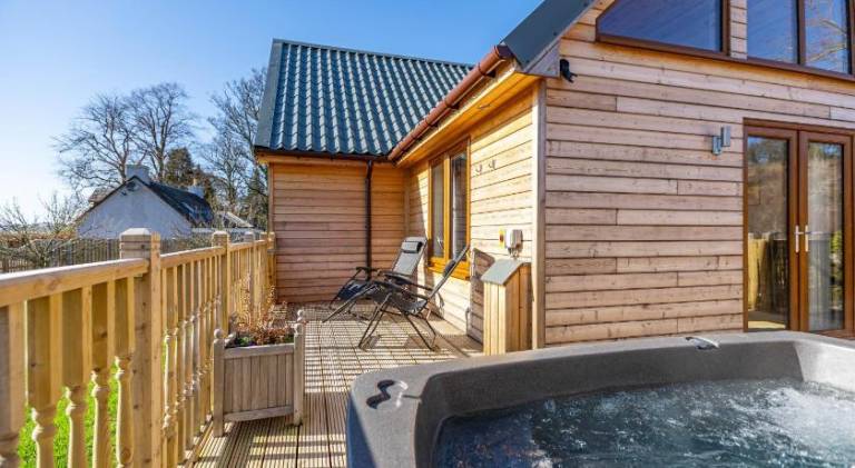 Chalet with hot tub — photo 4