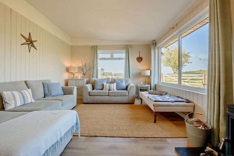 Lodge with yard & BBQ | Water view — photo 2
