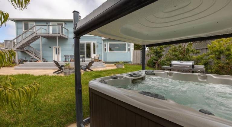 Coastal Dream - 2 Blocks to ocean, steps to beach, hot tub, coastal trail, BBQ — photo 4