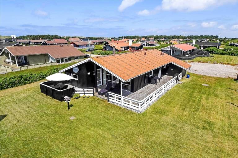 Vacation home with grill, patio & sauna in Harboore