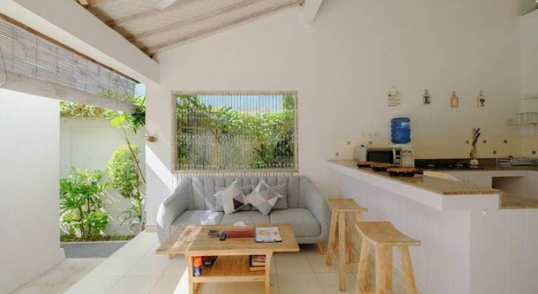 Villa with private pool & yard — photo 4
