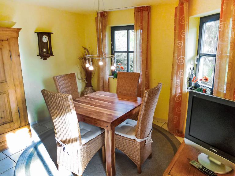 Rental apartment with BBQ, patio & yard — photo 4