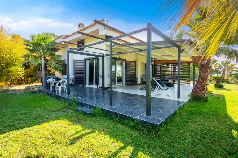 Villa 'Green Garden' with Private Terrace, Wi-Fi and Air Conditioning — photo 2