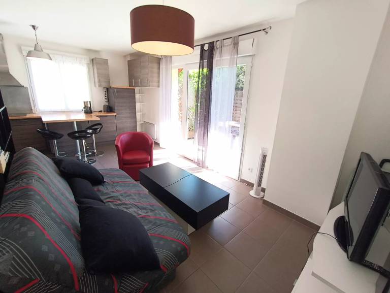 Rental apartment with patio — photo 5
