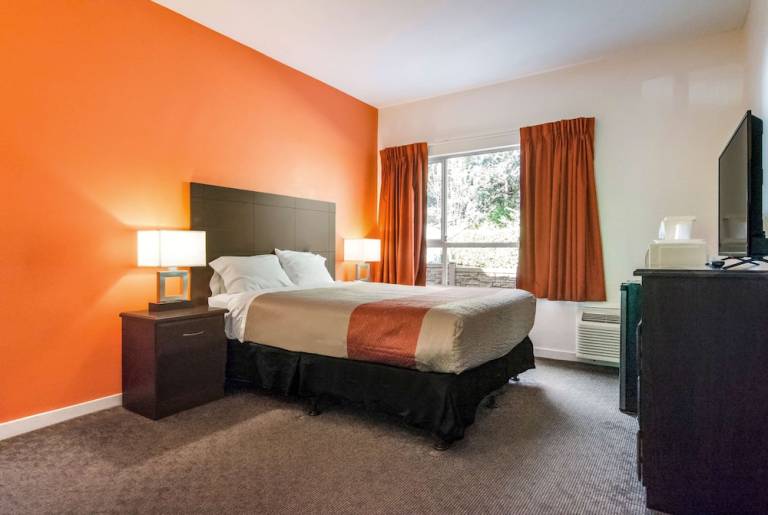 Motel  Surrey Newton