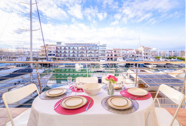 Fully equipped holiday apartment with patio & garden | Close to the beach | Dogs allowed in Roses