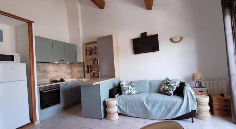 Apartment with pool — photo 3