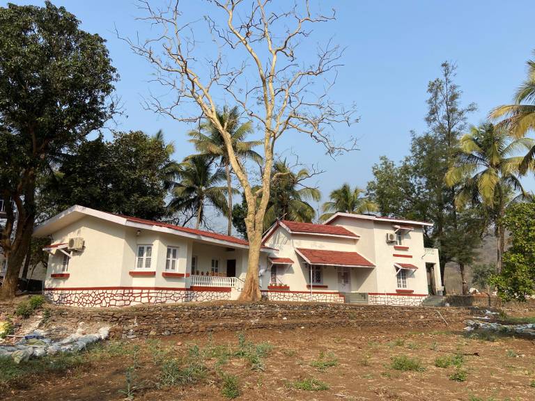 Bungalow with yard, pool & hot tub — photo 3