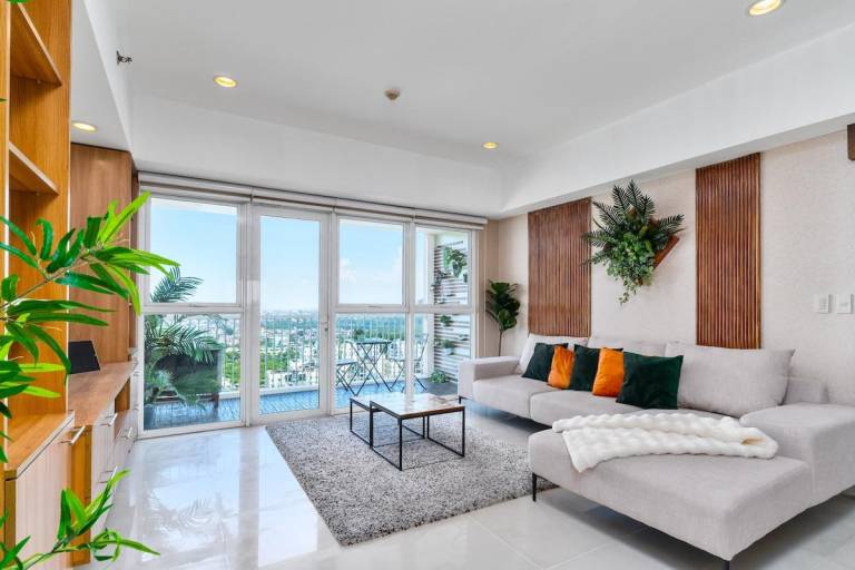 Vacation home with garden & pool in Taguig
