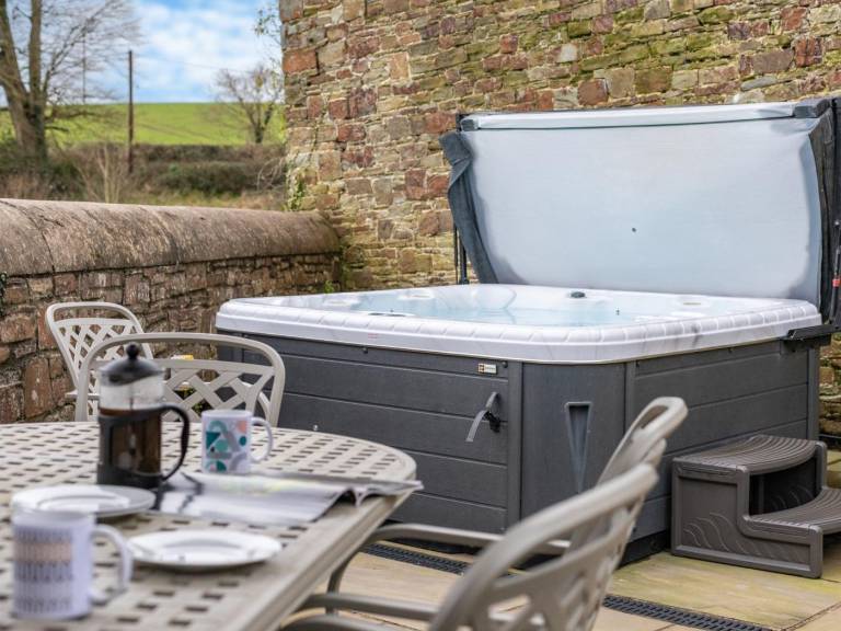 Beautiful cottage with barbecue, yard & hot tub | Pets allowed in Bideford