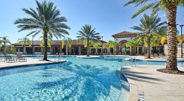 Vacation home with jacuzzi & pool — photo 3