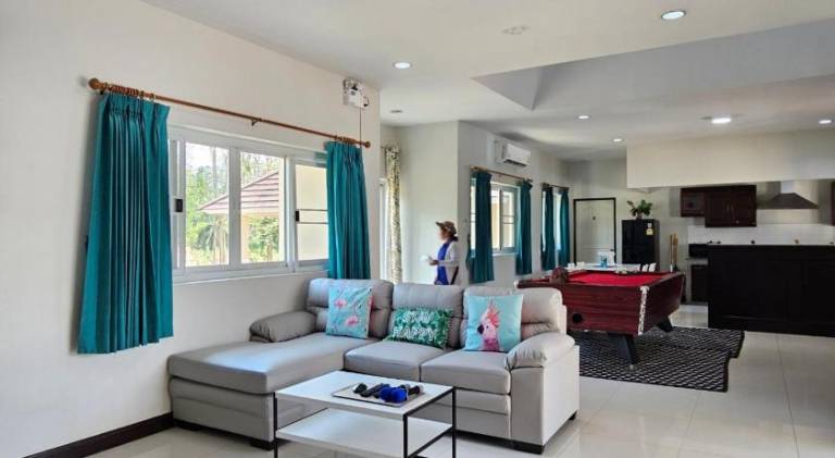 Spacious house with barbeque, private pool & garden | Pets are welcome — photo 3