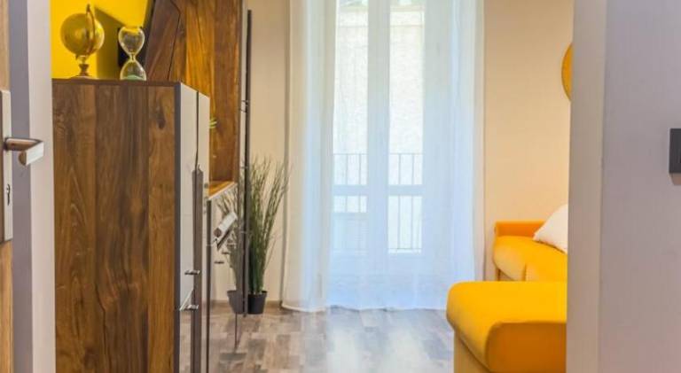 Residenza Santa Anastasia Yellow Balcony and lift in Piazza Erbe — photo 4
