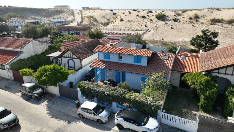 Holiday Home 'Beach Villa 14 Personnes' with Private Terrace, Wi-Fi and Air Conditioning in Lacanau