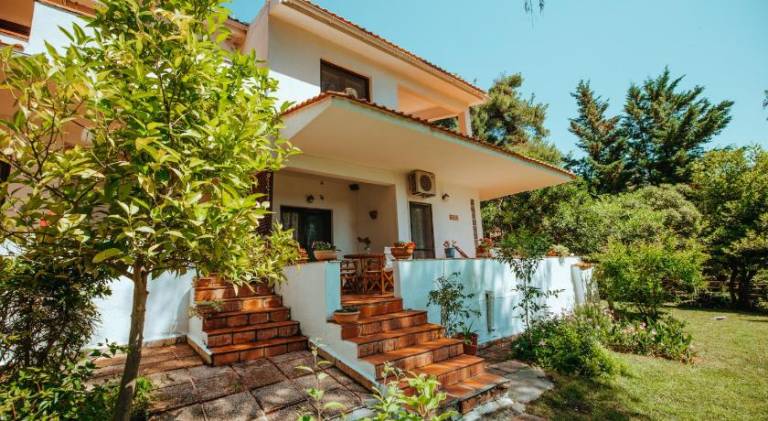 House with garden & terrace — photo 2