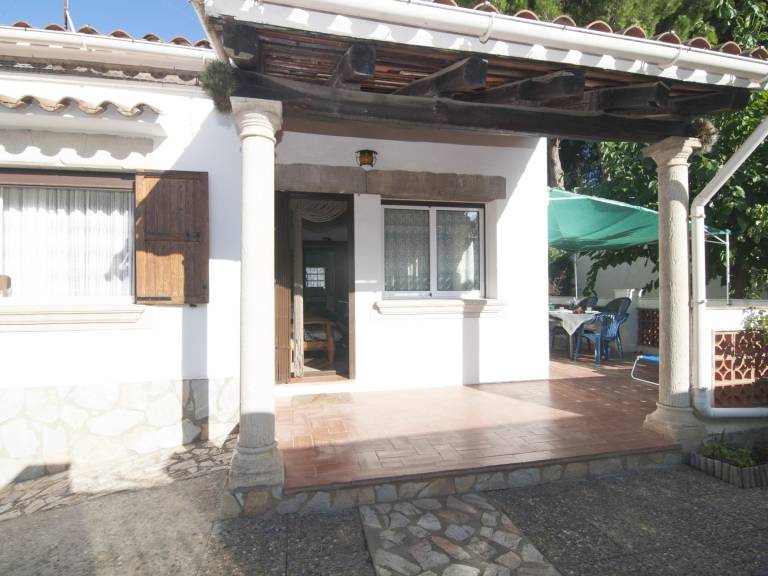 Charming House with Garden, BBQ, and AC in a Serene Area of L'Escala, Near the Beach — photo 4